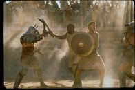 Gladiator – Maximus (Russell Crowe, M.) wurde das Opfer einer perfiden Intrige und muss sich als Gladiator in der Arena Roms bewähren. Hinter ihm Juba (Djimon Hounsou).