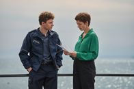 Mordufer – Nico Arnold vom Zoll (Paul Ahrens) teilt seine neuesten Erkenntnisse mit Kriminalhauptkommissarin Chiara Locatelli (Maria Wördemann) und liefert somit einen heißen Tipp für die aktuellen Mordermittlungen.