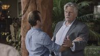 Hawaii Five-0 – Privatdetektiv Harry Brown (William Forsythe, r.) soll die Frau eines eifersüchtigen reichen Mannes beschatten, doch diese ist vor seinen Augen entführt worden. Daher sucht er jetzt Hilfe bei Steve, Danny (Scott Caan, l.) und deren Kollegen ...