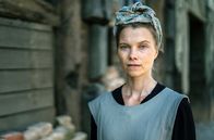 Ein Tag in... – In Breslau war Elli Göbel (Henrike von Kuik) Geigenlehrerin. Seit ihrer Flucht nach Dresden arbeitet sie als Trümmerfrau. Den Job hat ihr das Arbeitsamt zugewiesen.