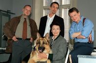 Kommissar Rex – (v.li.) Martin Weinek (Fritz Kunz), Gedeon Burkhard (Alexander Brandtner), Gertrud Roll (Erika Zauner), Heinz Weixelbraun (Christian Böck).