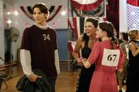 Gilmore Girls – Eigentlich wollte Dean (Jared Padalecki, l.) Lorelai (Lauren Graham, M.) und Rory (Alexis Bledel, r.) anfeuern, damit sie Kirk beim Tanzmarathon vom Thron vertreiben können, doch dann kommt alles ganz anders ...