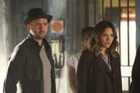 Scorpion – Toby (Eddie Kaye Thomas, l.) und auch Paige (Katharine McPhee, r.) haben beide mit ihren Beziehungen zu tun ...