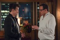 The Rookie – Nolans alter Freund Ben (Currie Graham, r.) kommt Nolan (Nathan Fillion, l.) besuchen, da er glaubt, dass er nun auch die Polizeiausbildung abgeschlossen hat. Nolan bremst Bens Enthusiasmus und erfährt stattdessen eine überraschende Neuigkeit.