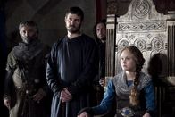 Die Säulen der Erde – Königin Mathilde (Alison Pill) kann sie nur kurz auf Englands Thron halten.