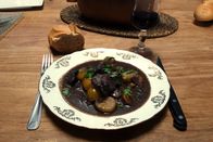 Zu Tisch ... – Die Daube ist bereit.