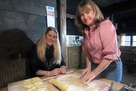 Zu Tisch ... – Gudrun Übelacker (r.) zeigt Nicole Zeisig (l.), wie man Fingernudeln macht.