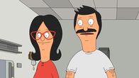 Bob's Burgers – Als Bob (r.) sich in den Finger schneidet, fällt er bei dem Anblick des Blutes in Ohnmacht. Deswegen fährt Linda (l.) ihn ins Krankenhaus und lässt die Kinder alleine Zuhause zurück. Eine gute Idee?