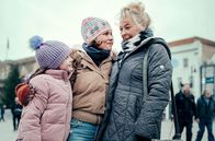 Der Giftanschlag von Salisbury – Dawn Sturgess (MyAnna Buring, Mi.) mit ihrer Mutter Caroline (Stella Gonet, re.) und Tochter Gracie (Sophia Ally, li.): Die drei lieben und schätzen sich sehr, doch Dawn hat mit ihrer Suchterkrankung zu kämpfen.