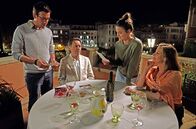 Donna Leon – Brunetti (Uwe Kockisch) zeigt seinem Sohn Raffi (Patrick Diemling, li.), seiner Tochter Chiara (Laura Syniawa) und seiner Frau Paola (Julia Jäger, re.) alte Fotos seines Vaters.