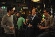 How I Met Your Mother – Während Ted (Josh Radnor, l.) erkennen muss, dass er von Marshall (Jason Segel, r.) und Barney (Neil Patrick Harris, M.) seit einiger Zeit belogen wurde, versucht Lily ein Geheimnis von Robin zu lüften ...