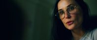 Songbird - Überleben hat einen Preis – Piper Griffin (Demi Moore) betreibt mit ihrem Ehemann ein illegales Geschäft mit gefälschten Immunität-Armbändern, um das Leben ihrer kranken Tochter zu sichern.