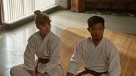Die Kunst der Selbstverteidigung – L-R: Anna (Imogen Poots), Thomas (Steve Terada)