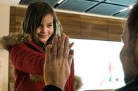 Die Diplomatin – Manja (Rena Harder) verabschiedet sich von ihrem Vater „Kolja“ (Beat Marti).