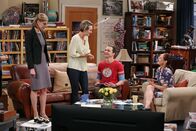 The Big Bang Theory – Mit wem kann Penny (Kaley Cuoco, 2.v.l.) besser? Mary (Laurie Metcalf, r.) oder Beverly (Christine Baranski, l.)? Sheldon (Jim Parsons, 2.v.r.) sieht gespannt zu ...; Mit wem kann Penny (Kaley Cuoco, 2.v.l.) besser? Mary (Laurie Metcalf, r.) oder Beverly (Christine Baranski, l.)? Sheldon (Jim Parsons, 2.v.r.) sieht gespannt zu ...