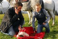 Der Bergdoktor – Das Model Katja (Karolin Peiter) ist vom Pferd gestürzt und muss dringend ins Krankenhaus. Fotograf Oliver (Christoph von Friedl, re.) und Martin (Hans Sigl) sind sehr besorgt.