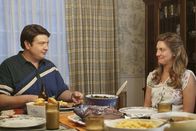 Young Sheldon – Die Ehe von George (Lance Barber, l.) und Mary (Zoe Perry, r.) wird durch einen Streit zwischen George und Meemaw auf eine harte Probe gestellt ...