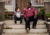 The Neighborhood – Grover Johnson (Hank Greenspan, l.); Calvin Butler (Cedric the Entertainer, r.)