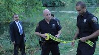 Ein perfekter Mord – Police set up a crime scene after finding a dead body in a river.