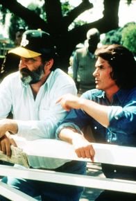Ein Engel auf Erden – Unterstützt von seinem Erdenfreund Mark (Victor French, l.) dringt Jonathan (Michael Landon, r.) in die Herzen der ausgewählten Menschen ein ...