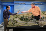 Two and a Half Men – Nach einem Streit mit Walden beschließt Alan (Jon Cryer, l.), bei Herb (Ryan Stiles, r.) einzuziehen. Doch kann das gut gehen?; Nach einem Streit mit Walden beschließt Alan (Jon Cryer, l.), bei Herb (Ryan Stiles, r.) einzuziehen. Doch kann das gut gehen?
