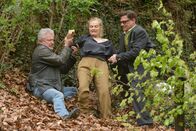 Tatort – Magda Holzer (Erni Mangold) ist mit dem Geröll abgerutscht, Hauptkommissar Batic (Miroslav Nemec, links) und Peter Holzer (Martin Feifel) helfen ihr hoch.