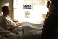 Castle – Gleich zwei hinterhältige Anschläge auf sein Leben überlebt Alan Masters (Jonathan Silverman, l.). Rick (Nathan Fillion, vorne r.) und Kate (Stana Katic, hinten r.) glauben schon bald, dass der unbestechliche Inspekteur unsterblich zu sein scheint, da fängt dieser sich eine Kugel im Kopf ein ...