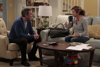 Last Man Standing – Vanessa (Nancy Travis, r.) ist während einer Präsentation auf ihrer Arbeitsstelle eingeschlafen. Jetzt will Mike (Tim Allen, l.) ihr ein wenig Arbeit im Haushalt abnehmen. Das gestaltet sich aber schwieriger, als er glaubt ...