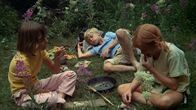 Astrid Lindgren: Pippi Langstrumpf – Ein wenig schockiert sind Annika (Maria Persson, l.) und Tommy (Pär Sundberg, M.) schon, dass Pippi (Inger Nilsson, r.) den selbstgefangenen Fisch mit dem Kopf verspeist.