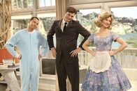Two and a Half Men – Nachdem Walden (Ashton Kutcher, M.) ein paar Margaritas zu viel in der Sonne getrunken hat, träumt er von einem Leben mit Kate (Brooke D'Orsay, r.) und Alan (Jon Cryer, l.) in einem 50er-Jahre-Idyll - Traum oder Albtraum?