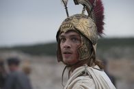 Terra X: Alexander der Große - Bis ans Ende der Welt – Alexander (David Schütter) mit seinem Markenzeichen, dem Löwenhelm. Er weist den jungen Eroberer als Nachfahre des Halbgottes Herakles aus.