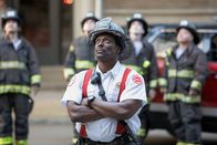 Chicago Fire – Angespannt: Eamonn Walker als Chief Wallace Boden