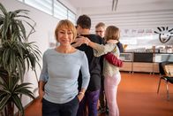 Schloss Einstein – Martina Stocker (Gitta Schweighöfer) mit ihren SchülerInnen.