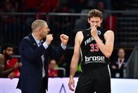 Basketball: BBL – 26.10.2021, Basketball, Saison 2022-23, FIBA Europe Cup, 3. Spieltag: Brose Bamberg - Golden Eagle Ylli, L-R: Headcoach Oren Amiel (Brose Bamberg) spricht mit Patrick Heckmann (33, Brose Bamberg)