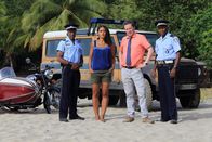 Death in Paradise – Das Team bestehend aus Dwayne Myers (Danny John-Jules, l.), Florence Cassell (Josephine Jobert, 2.v.l.), DI Jack Mooney (Ardal O´Hanlon, 2.v.r.) und J.P. Hooper (Tobi Bakare, r.) ermitteln in einem neuen Mordfall. J.P. kennt den mutmaßlichen Täter noch aus früheren Zeiten.