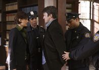 Castle – Kate Beckett (Stana Katic, l.) lässt sich nicht vom nonchalant - rotzigen Charme des Bestsellerautors Richard Castle (Nathan Fillion, 2.v.r.) einwickeln und muss ihn öfter vehement in seine Schranken weisen ...