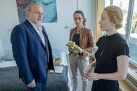 Der Alte – Kurz vor seinem Tod ließ Viktor Schubert die Teddybären, mit denen er und seine Schwester Nora (Franziska Petri, r.) als Kinder spielten, restaurieren. Hauptkommissar Richard Voss (Jan-Gregor Kremp, l.) und Annabell Lorenz (Stephanie Stumph, M.) vermuten, dass dies nicht nur aus sentimentalen Gründen geschah.