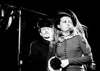 Mata Hari - Agent H. 21 – Auf der Flucht: die Spionin Mata Hari (Jeanne Moreau) und ihr Chauffeur Julien (Claude Rich)