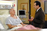 Monk – (v.li.): Dan Butler (Dr. Davis Scott), Tony Shalhoub (Adrian Monk).