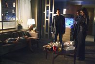 Castle – Am Tatort überlegen Kevin (Seamus Dever, 3.v.r.), Javier (Jon Huertas, 2.v.r.) und Kate (Stana Katic, r.) wie sich der Fall zugetragen haben könnte.