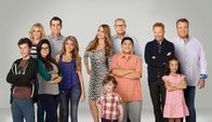 Modern Family – v.li.: Luke Dunphy (Nolan Gould), Claire Dunphy (Julie Bowen), Alex Dunphy (Ariel Winter), Phil Dunphy (Ty Burrell), Haley Dunphy (Sarah Hyland), Gloria Delgado (Sofía Vergara), Baby Joe (Piper/Pierce Wallace), Jay Pritchett (Ed O'Neill), Manny Delgado (Rico Rodriguez), Mitchell Pritchett (Jesse Tyler Ferguson), Lily Tucker-Pritchett (Aubrey Anderson-Emmons), Cameron Tucker (Eric Stonestreet).