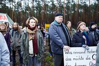 Wackersdorf – Am Bauzaun: Monika Gegenfurtner (Anna Maria Sturm, vorne links), Pfarrer Seybold (Harry Täschner, Mitte) und Luber (Monika Manz, rechts mit Plakat).