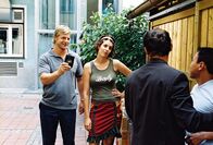 Mit Herz und Handschellen – Im Hof des Restaurants findet eine Schlägerei statt. Als Leo (Henning Baum, l.) und Nina (Elena Uhlig, 2.v.l.) eintreffen, tun die Streithähne (Erhardt Brehm, 2.v.r.; Nick Dong-Sik, r.) so, als wäre nichts gewesen ...