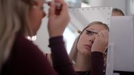 Make me beautiful – Make-up wird zum täglichen Ritual von immer jüngeren Frauen und Mädchen, um dem eigenen Schönheitsideal näherzukommen.
