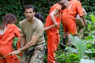 Apocalypse Earth – Lt. Frank Baum (Adrian Paul) und die letzten Menschen der Erde müssen sich mit den Bewohnern des Planeten gegen die Aliens verbünden.
