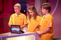 1, 2 oder 3 – Das gelbe Rateteam aus Gmunden/Österreich wartet konzentriert auf die nächste Frage von Elton.