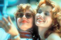 Thelma & Louise – Frustriert von ihren Lebenspartnern, brechen die beiden Freundinnen Thelma (Geena Davis, r.) und Louise (Susan Sarandon, l.) für ein Wochenende aus und wollen einfach nur Spaß haben. Doch plötzlich kommt alles anders als geplant ...
