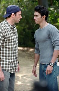 Gilmore Girls – Als Lukes Schwester mit ihrem Sohn nicht mehr klarkommt, schickt sie ihn zu Luke (Scott Patterson, l.) in der Hoffnung, er könnte Jess (Milo Ventimiglia, r.) endlich Benehmen beibringe, doch das wird schwieriger als gedacht ...