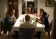 Lethal Weapon – Kann Martin Riggs (Clayne Crawford, l.) ein guter Freund von Roger Murtaugh (Damon Wayans, 2.v.l.) und seiner Familie (Keesha Sharp, 3.v.l., Chandler Kinney, 2.v.r. und Dante Brown, r.) werden?