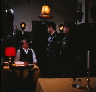 Polizeiinspektion 1 – Von links: Der Wirt (Karl Tischlinger) wird von Plötzl (Erich Hallhuber jun.) und Heinl (Elmar Wepper) auf die Sperrstunde aufmerksam gemacht.